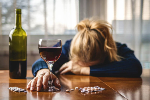 Девушка держит бокал